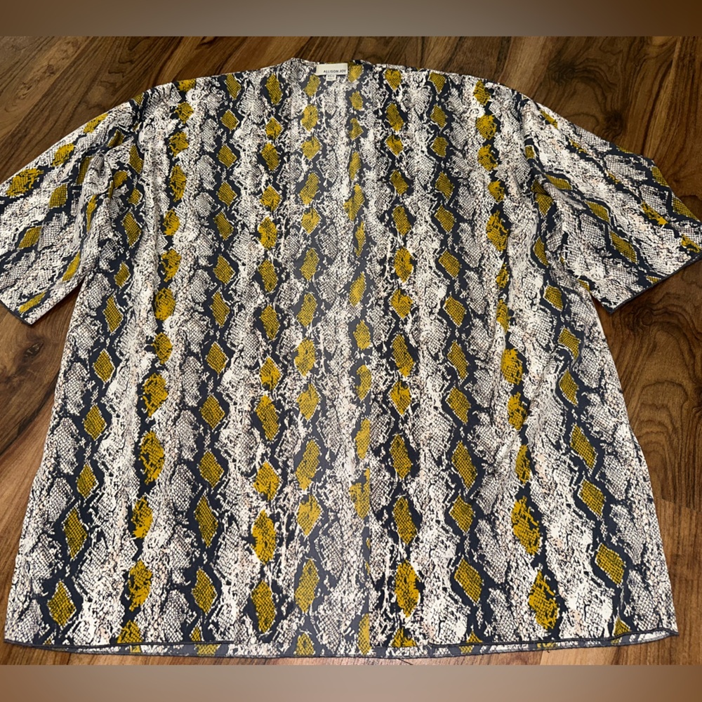 🌟 3/$25 Bundle Item 🌟Allison Joy Snake Print Kimono runs big Chartreuse Yellow - Picture 4 of 5